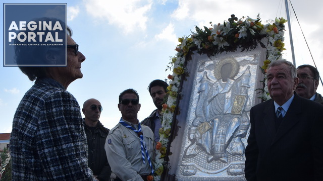 Η περιφορά της εικόνας του Αγίου Νικολάου στην παραλία της Αίγινας.